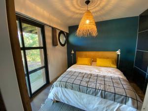 une chambre avec un lit et une horloge murale dans l'établissement Villa 24 Moliets, à Moliets-et-Maa