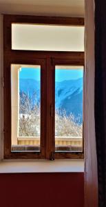 une fenêtre ouverte avec vue sur l'océan dans l'établissement Rita Gujejiani Guesthouse, 