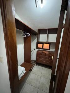een kleine badkamer met een wastafel en een dressoir bij Hermosa casa amplia en zona residencial in Santa Cruz de la Sierra