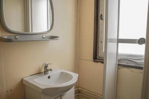 a bathroom with a sink and a mirror at Ośrodek Wypoczynkowy U Dobrego Ducha in Niedzica Zamek