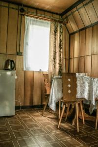 涅茲卡堡的住宿－Ośrodek Wypoczynkowy U Dobrego Ducha，一间带桌子和窗户的用餐室