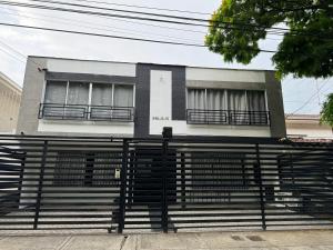 a building with a black fence in front of it at Apartamentos Area Medica Imbanaco in Cali
