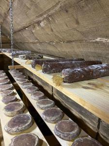 una fila de panes sobre una mesa en Tourist Farm Kladje en Ljubno