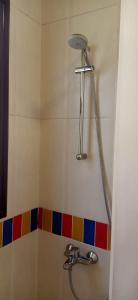 エル・アラメインにあるMarassi Verdi Pool View North Coastの浴室のシャワーヘッド付きシャワー