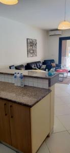 エル・アラメインにあるMarassi Verdi Pool View North Coastのキッチン(カウンター、ソファ付)