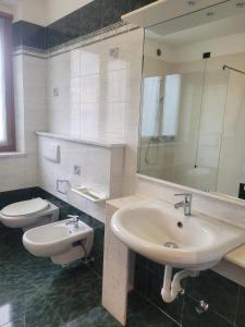 a bathroom with a sink and a toilet and a mirror at Apartment Sweet Retreat in Dro