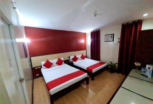1 dormitorio con 2 camas con sábanas rojas y blancas en Asiatel Airport Hotel en Manila