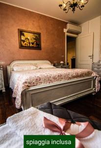 a bedroom with a bed with a painting on the wall at B&B Villa Lilla in San Benedetto del Tronto