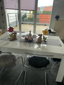 een witte tafel met bloemen erop bij Coquet appartement in Turckheim