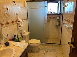a bathroom with a shower and a toilet and a sink at Hermosa casa amplia en zona residencial in Santa Cruz de la Sierra