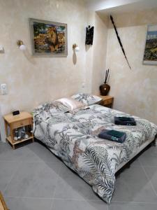 1 dormitorio con 1 cama y 2 mesitas de noche en Villa Les Marmottes, en Le Luc