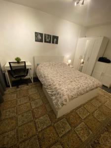 Un dormitorio con una cama, una mesa y un escritorio. en One Bedroom Flat in Chiswick W4, en Londres