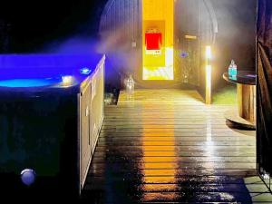 una pasarela que conduce a una bañera de hidromasaje por la noche en 8 person holiday home in Ebeltoft, en Ebeltoft