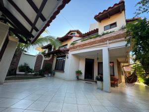 een binnenplaats van een huis met een patio bij Hermosa casa amplia en zona residencial in Santa Cruz de la Sierra