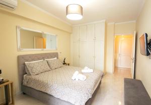 - une chambre avec un lit avec deux animaux rembourrés dans l'établissement Kostas Home by Bill Apartments, à Patras