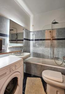 La salle de bains est pourvue de toilettes, d'un lavabo et d'un lave-linge. dans l'établissement Kostas Home by Bill Apartments, à Patras