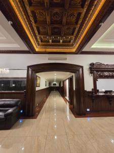 - un couloir avec un plafond à caissons et un canapé dans l'établissement TRAVANN, à Alappuzha