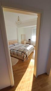 una camera da letto con un letto al centro della stanza di AIRPORT/PARKING/VINIETA.MD a Chişinău