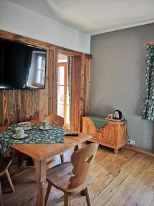 TV a/nebo společenská místnost v ubytování Gasthaus Auwirt