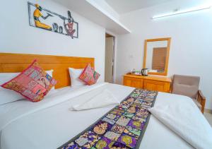 En eller flere senger på et rom på Silent Retreat Ooty Farm Resort by VOYE HOMES