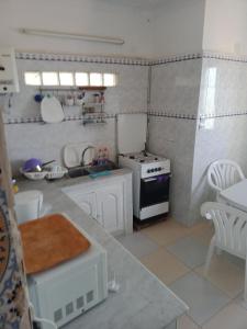 uma cozinha com um fogão e um lavatório em Maison pied dans l'eau -Bainem Alger em Baïnem Falaise