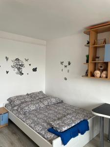 ブカレストにあるStudio Ianisのベッドルーム1室(壁にコウモリのベッド1台付)