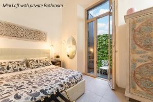 sypialnia z łóżkiem i dużym oknem w obiekcie APARTMENT 20 we Florencji