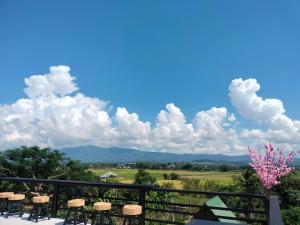 desde el balcón de una casa con vistas a las montañas en ระเบียงดอยโฮมสเตย์, en Wiang Pa Pao
