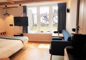 ein Hotelzimmer mit einem Bett und einem Fenster in der Unterkunft 23 SouS in Amsterdam