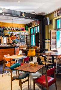 restauracja ze stołami, krzesłami i ladą w obiekcie Darlo Bar Darlinghurst w mieście Sydney