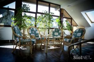 Habitación con mesa, sillas y ventana en Tourist Farm Kladje en Ljubno