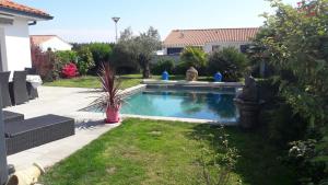 - une piscine dans la cour d'une maison dans l'établissement Superbe villa 6 personnes proche océan et lac, à Linxe