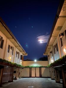 une pleine lune sur un bâtiment la nuit dans l'établissement Asiatel Airport Hotel, à Manille