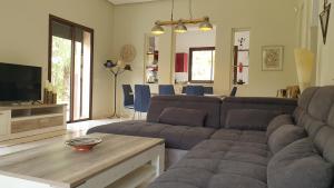 - un salon avec un canapé et une table dans l'établissement Villa de standing à Marrakech Complexe résidentiel Apple Garden, à Marrakech