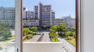 - une vue sur la ville depuis la fenêtre dans l'établissement Charming Bessa Apartment by Unique Hosts, à Porto