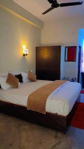 1 dormitorio con 1 cama grande y techo en Hotel Crown Amer, en Jaipur