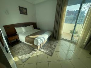 Ένα ή περισσότερα κρεβάτια σε δωμάτιο στο Hôtel Amouday