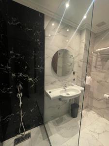Ένα μπάνιο στο Hôtel Amouday