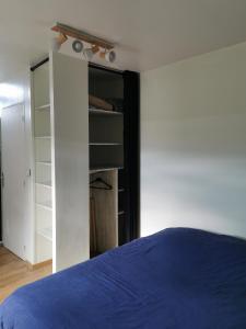 a bedroom with a bed and a closet at Chopin in Les Haies