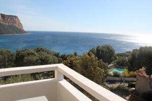 a view of the ocean from the balcony of a house at Picouveau in Cassis