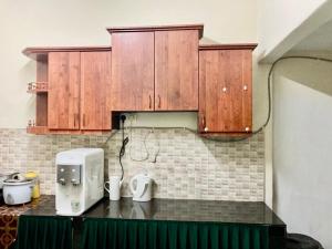 Kuchyň nebo kuchyňský kout v ubytování Isyfaq Homestay 4 Bedroom & 3 Bathroom