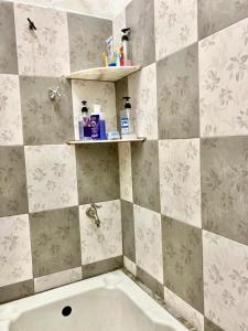 芙蓉的住宿－Isyfaq Homestay 4 Bedroom & 3 Bathroom，带浴缸的浴室和瓷砖墙