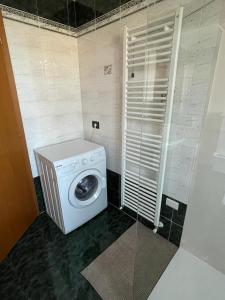 a washer and dryer in a bathroom with a window at Apartment Sweet Retreat in Dro