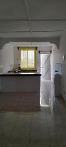 Habitación vacía con cocina y ventana en Saloome Accommodation Mikindani, en Mombasa