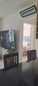 Телевизор и/или развлекательный центр в 18 Key Largo Ocean House of Uzurie