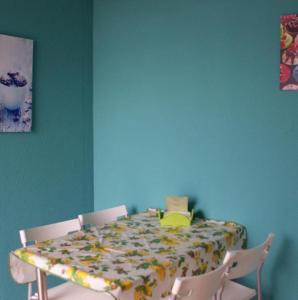 - une table à manger avec un livre jaune dans l'établissement Rifugio di Stazzo Holiday home for groups of 20 people, à Santa Tecla