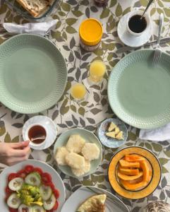 une table avec des assiettes de nourriture sur une table dans l'établissement Guesthouse Bambou Beach, à Grand-Popo