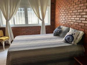 Postel nebo postele na pokoji v ubytování Casa Bosque da Praia 5 quartos, bilhar e ar split.