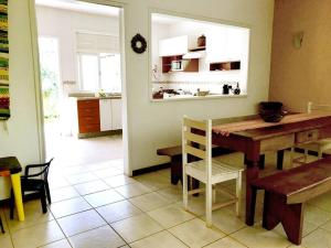 Kuchyň nebo kuchyňský kout v ubytování Casa Bosque da Praia 5 quartos, bilhar e ar split.