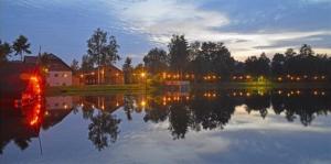 Blick auf den See bei Nacht mit eingeschaltetem Licht in der Unterkunft Ferienhaus Susanne in Nagel